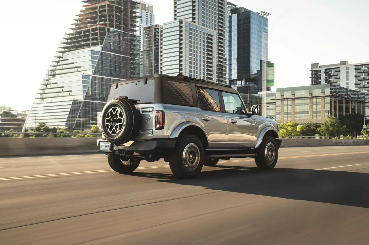 포드 브롱코 차량 이미지 후면