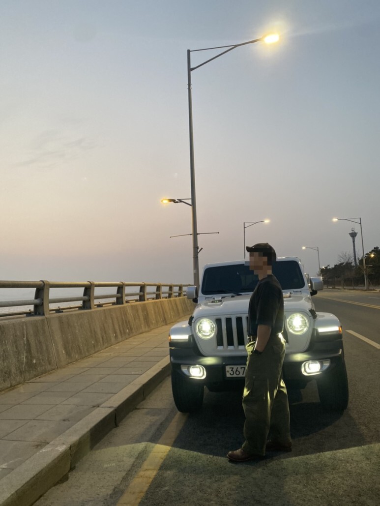 데일리룩(오뭘입)_랭글러 오버랜드 화이트, 와일드 브릭스 헌팅캡, 어커버 오버 반팔티, 프리즘웍스 카고바지, 레드윙 아이언레인저, 리바이스 벨트, 남자코디, 남자패션, ootd