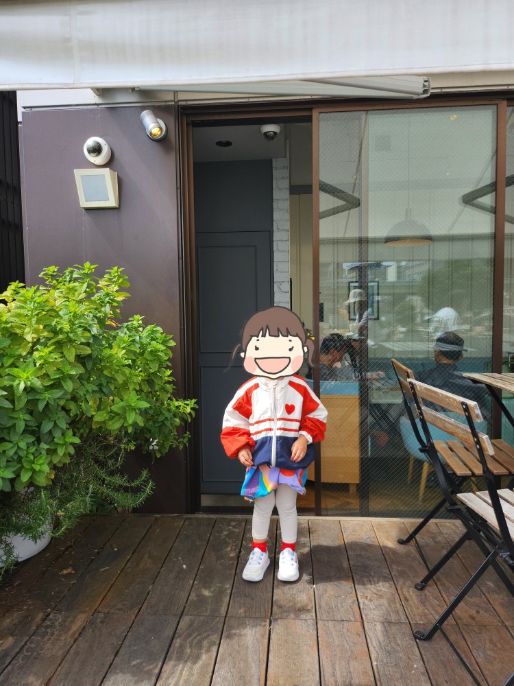 카페 테라스의 아이