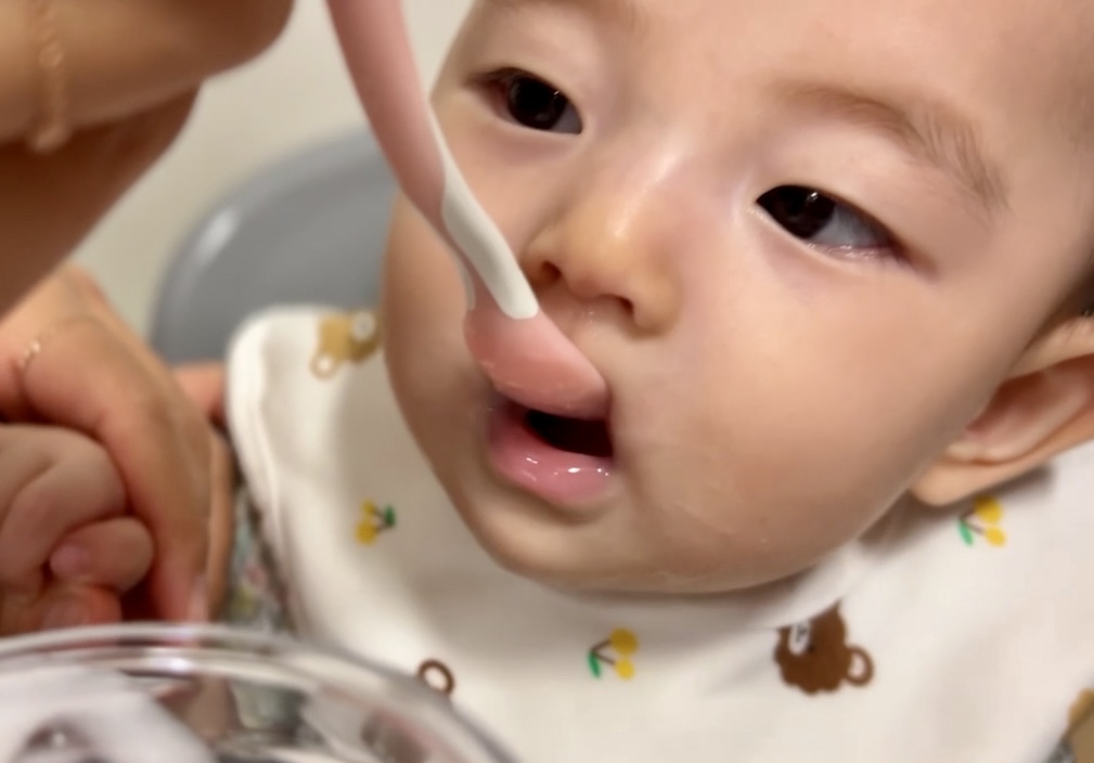 이유식먹는 아기