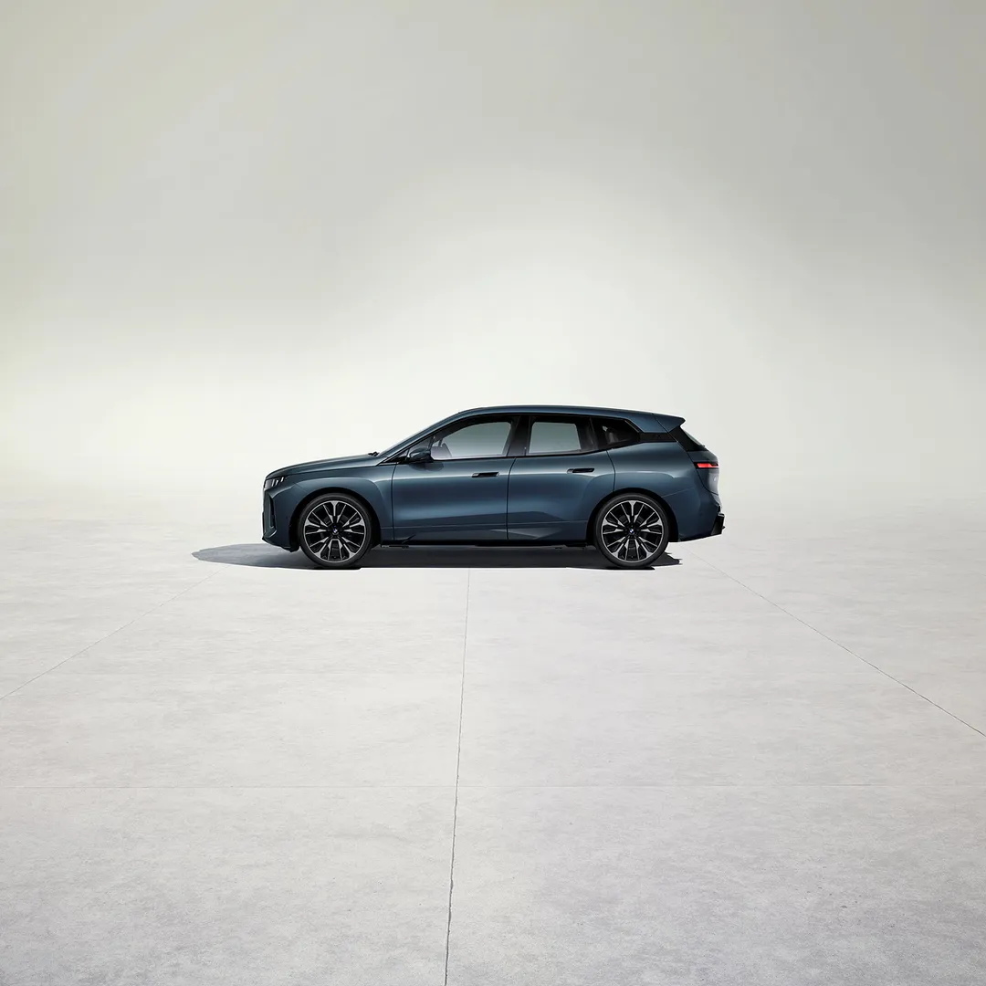 BMW iX 자동차 이미지