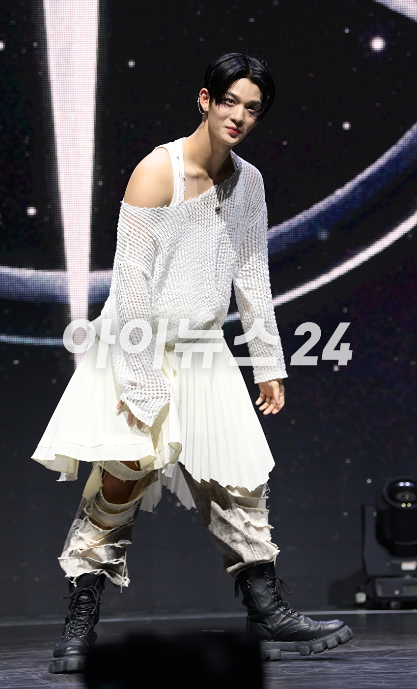 그룹 CIX 배진영이 29일 오후 서울 연세대학교 백주년기념관에서 열린 CIX(씨아이엑스)의 여섯 번째 EP &#39;오케이 에피소드 2: 아임 오케이&#39;(OK Episode 2 : I&#39;m OK) 발매 기념 쇼케이스에 참석하고 있다. [사진=정소희 기자]