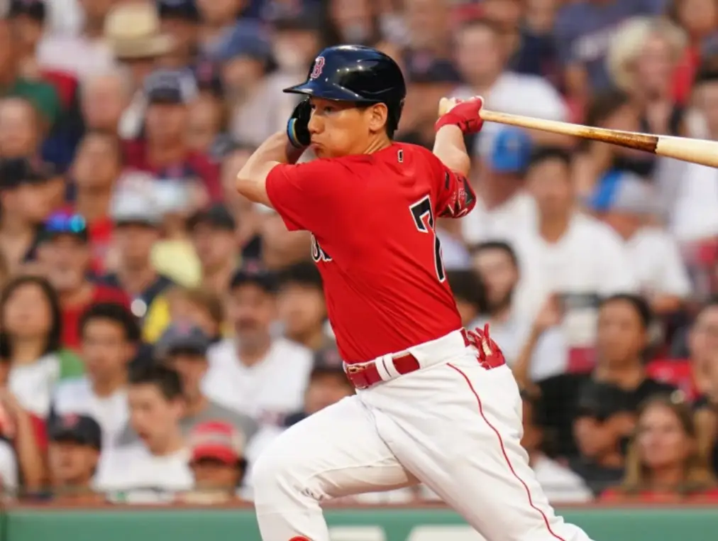 이정후-붉은유니폼 흰바지를 입고 배트를 휘두르고 있는 센카