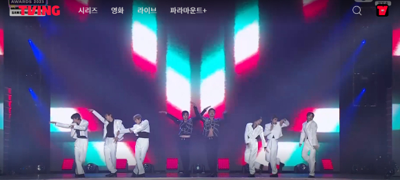 28일 일본 도쿄 도쿄돔에서 열린 '2023 MAMA AWARDS'(2023 마마 어워즈)에서 동방신기와 라이즈가 무대를 꾸미고 있다. [사진=Mnet 방송화면 캡처 ]
