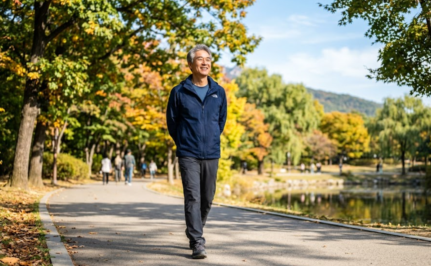 야외에서 신선한 공기를 마시며 여유롭게 산책하는 50대 한국 남성의 건강한 모습