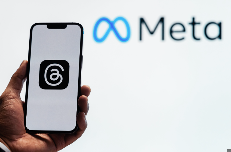 메타 로고와 핸드폰을 들고 있는 손