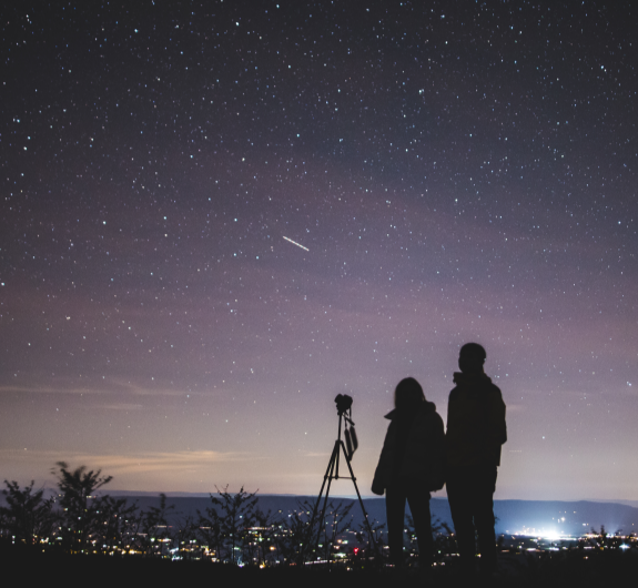 별관측하는 남녀 사진
