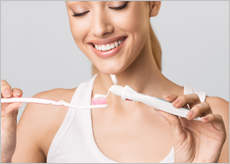 차가운 음료에 이가 시린 여성 이미지