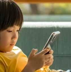 아이 스마트폰 중독 이미지