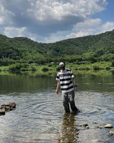 강물-속에-빠진-반지를-찾고있는-남성