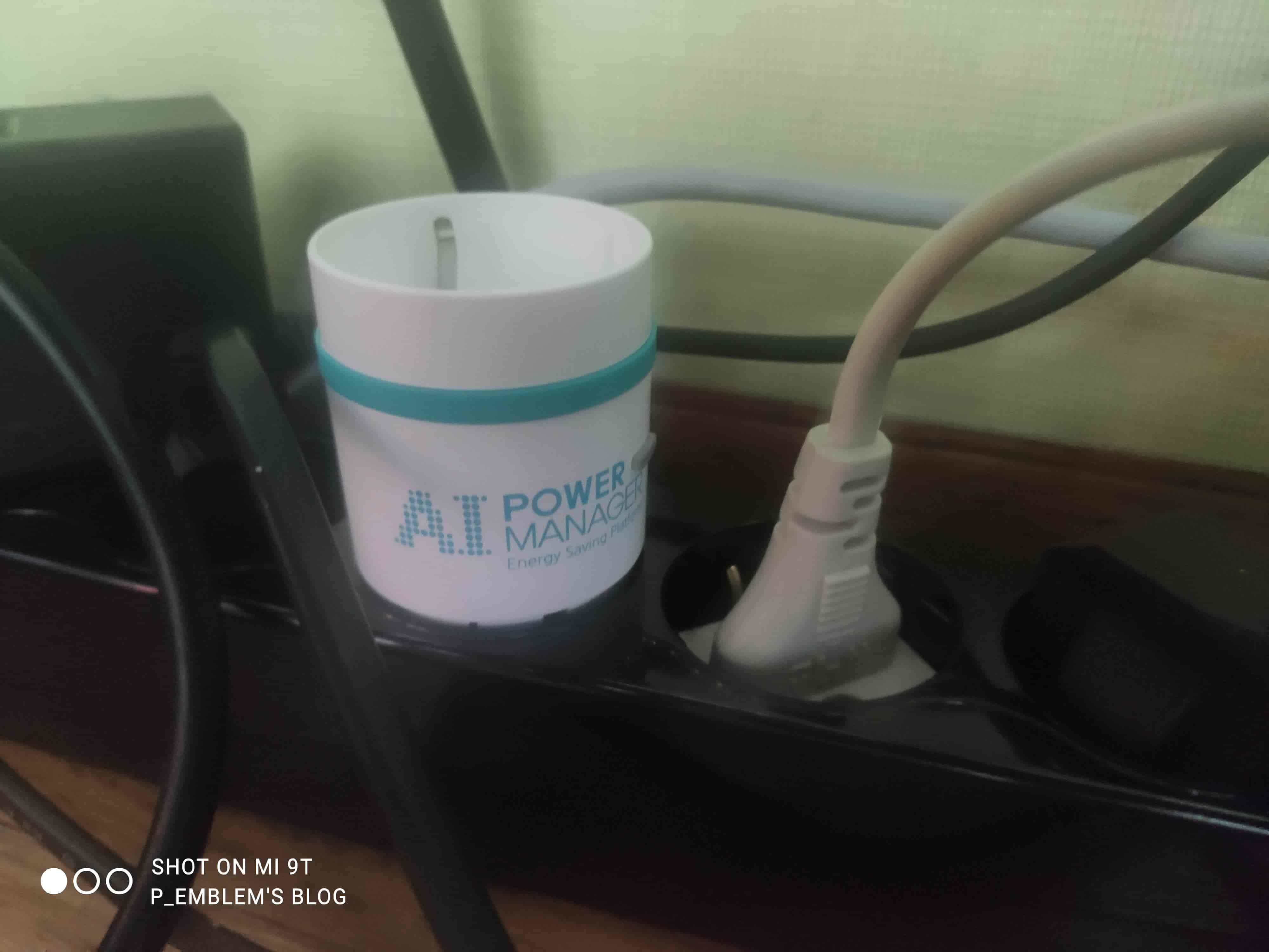 멀티탭에 꽂힌 플러그