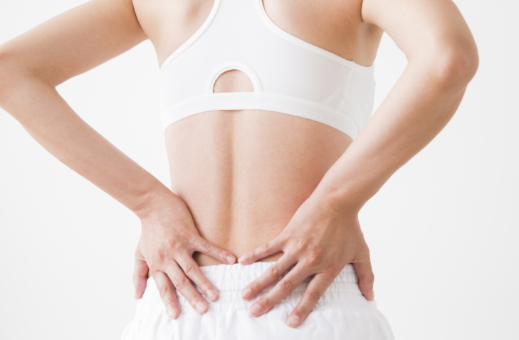허리를 잡고 있는 여성