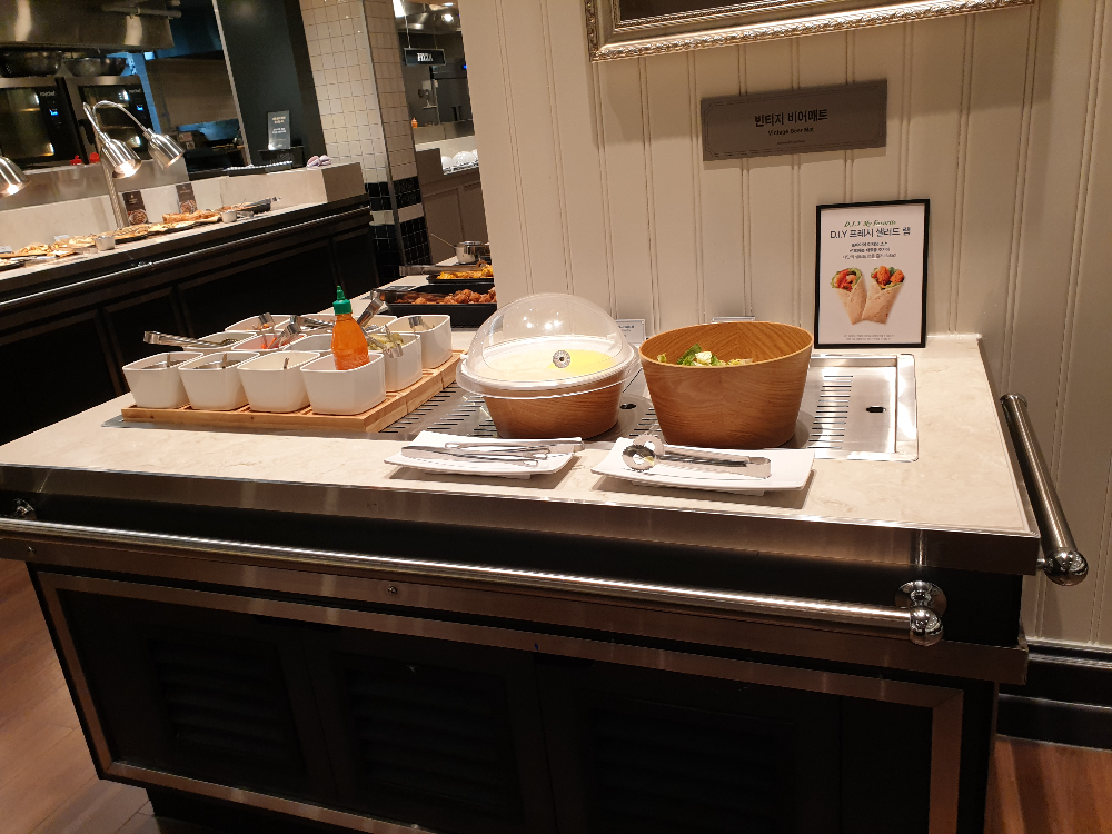 토르띠아와 각종 식재료(야채, 치킨) 그리고 샐러드 랩 팻말