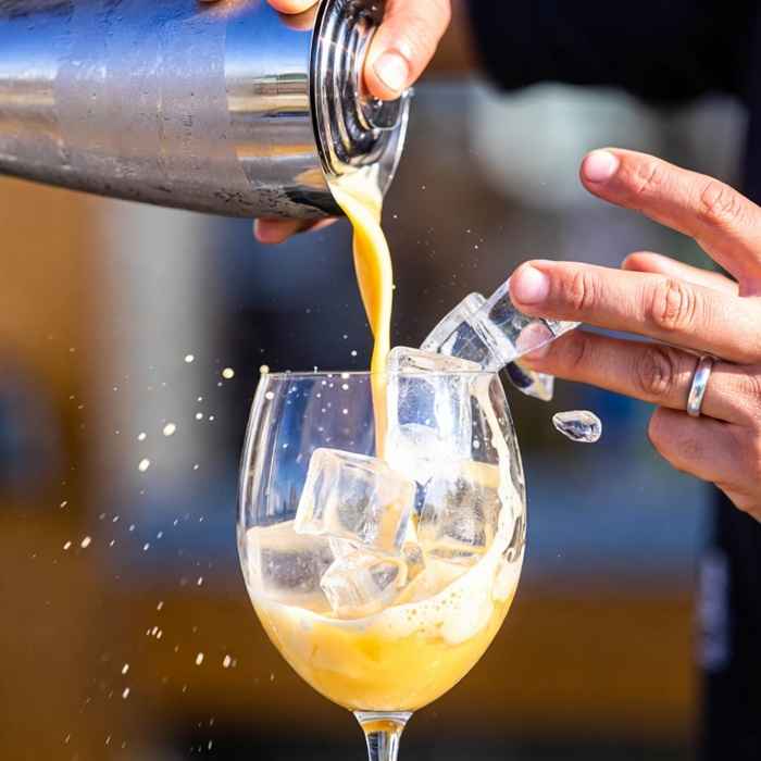 셰이커로 시원하게 섞어 잔에 따르는 상큼한 피스코 펀치 제조 과정