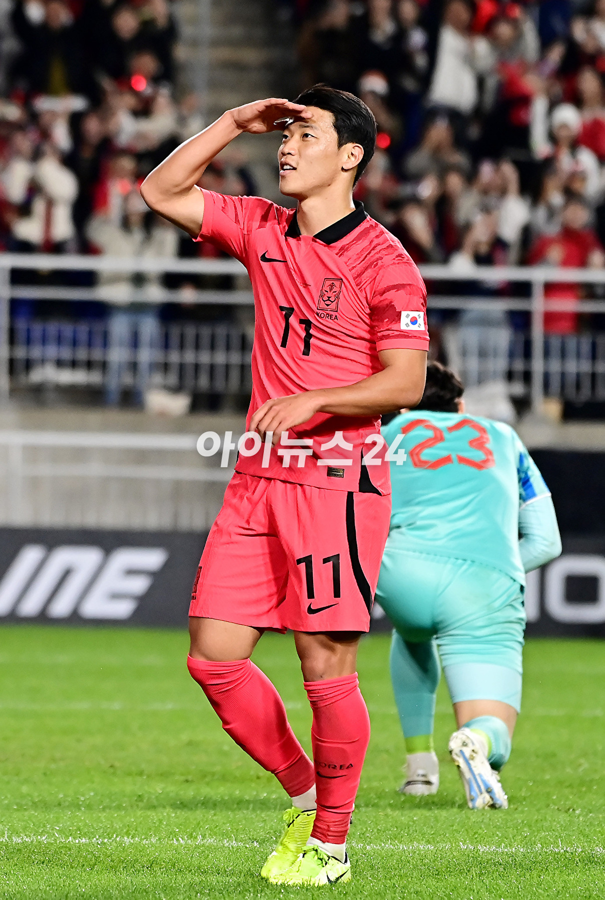 클린스만 감독이 이끄는 한국 축구대표팀은 17일 수원월드컵경기장에서 열린 베트남과 평가전에서 6-0 대승을 거뒀다.손흥민이 팬들에게 인사를 하고 있다. [사진=곽영래 기자]