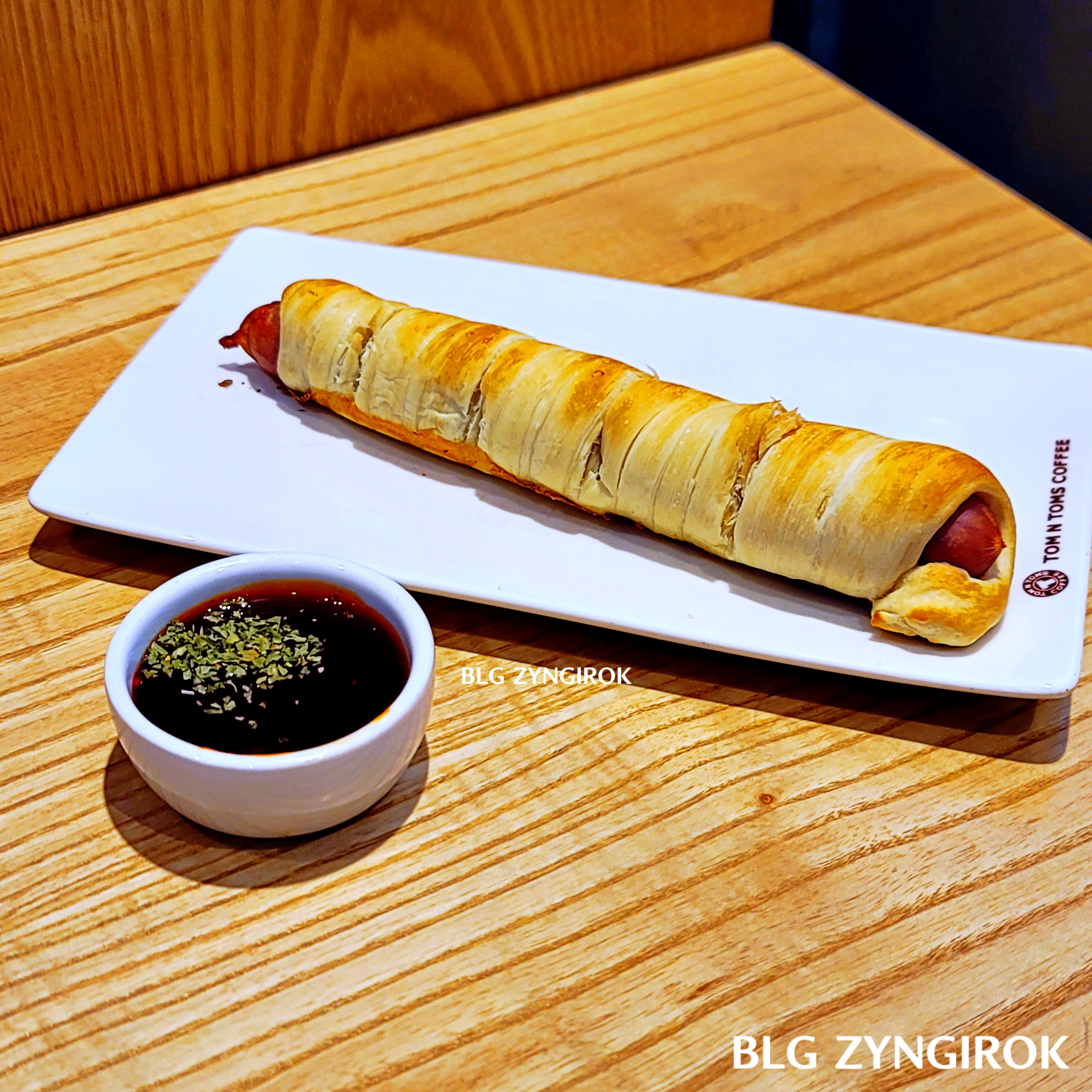 주문한 떡꼬치 도그 프레즐이 테이블 위에 놓여있다.