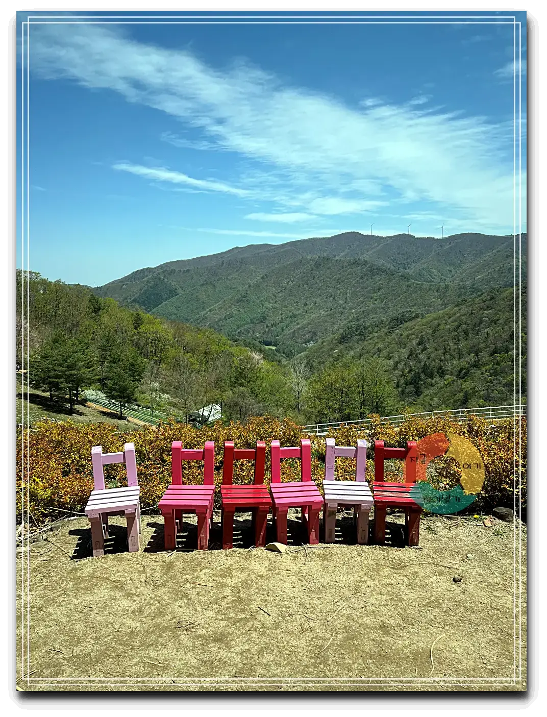애니포레_나무의자-산-파란하늘-분홍-빨강-진분홍-6개-미니-나무의자