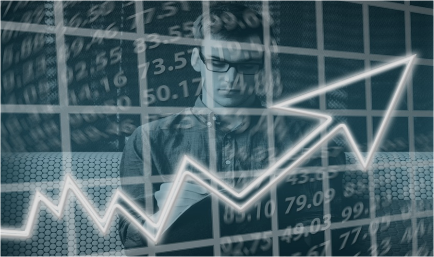 숫자와 그래프를 보고 있는 사람