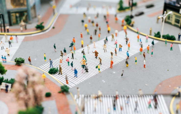 도로위를 걷는 미니어처