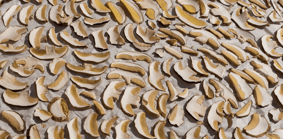 골절에 좋은 음식으로 알려진 표고버섯을 채 썰어 말리는 모습