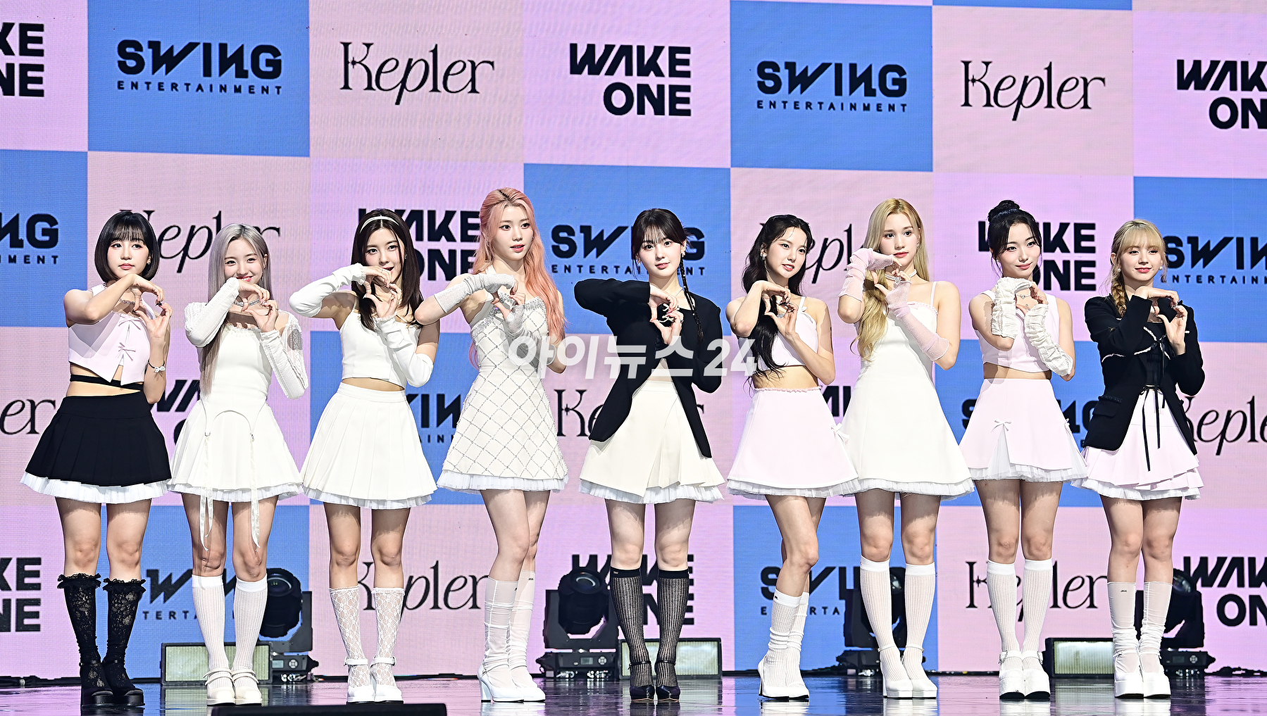 걸그룹 케플러(Kep1er)가 25일 오후 서울 광진구 예스24 라이브홀에서 열린 다섯 번째 미니앨범 'Magic Hour' 쇼케이스에서 포토타임을 갖고 있다. [사진=곽영래 기자]