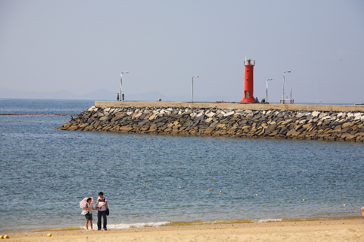해변의 커플 촬영