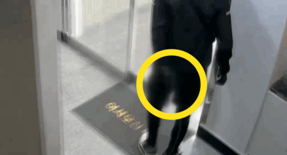 흉기를 등 뒤에 숨긴 채 한 미용실을 찾아온 남성이 경찰에 붙잡혔다. 사진은 당시 상황이 담긴 폐쇄회로(CC)TV. [사진=JTBC '사건반장']