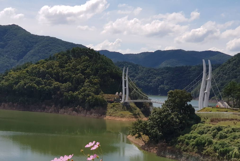 용천루 출렁다리