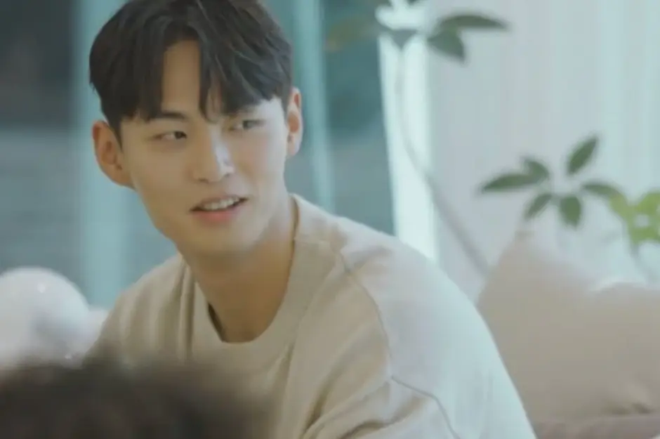 환승연애3-
짧은 숏컷 앞머리는 가르마로 이마를 내놓고 오른쪽을 보고 웃으며 이야기하는 김광태