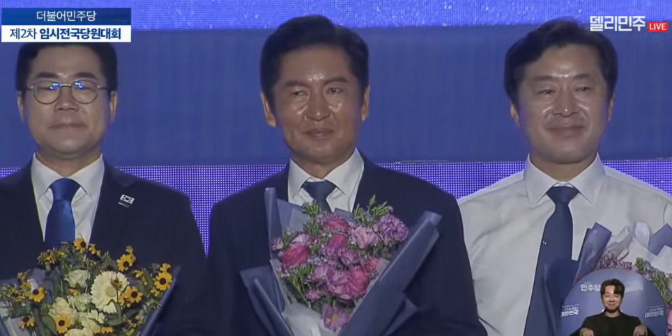 2025년 더불어민주당 전당대회는 이재명 정부 출범 이후 처음 열린 전국 단위 당내 선거로, 정당 운영의 방향성과 개혁 과제의 속도를 결정짓는 중요한 분기점이었다. 권리당원과 국민 여론, 대의원의 선택을 종합하는 방식으로 구성된 이번 전당대회는 당원 주권의 흐름을 재확인하는 계기가 되었으며, 당대표로 정청래, 최고위원으로 황명선이 선출되면서 개혁 추진력과 실무 중심의 지역 기반을 동시에 갖춘 새로운 지도체제가 출범했다. 지방선거를 앞두고 당의 전략과 리더십이 정비된 이번 전당대회는 민주당 내부 결속과 당정 협력 체제 구축을 본격화하는 출발점이 되었다.