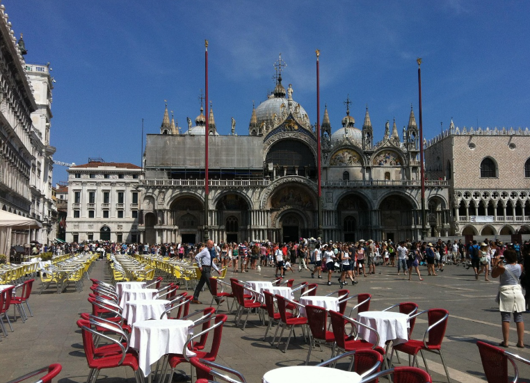 이탈리아의 하루는 커피에서 시작되지 않는다, &lsquo;바&rsquo;에서 시작된다