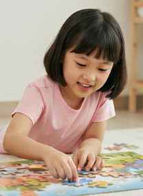 퍼즐에 집중해 눈을 반짝이는 아이