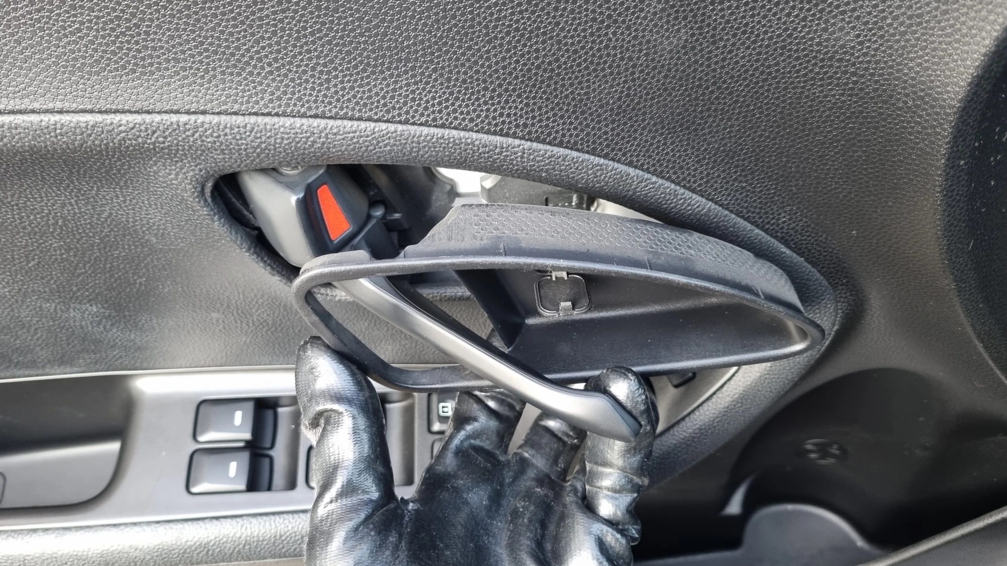 열림레버 커버 끼우는 방향