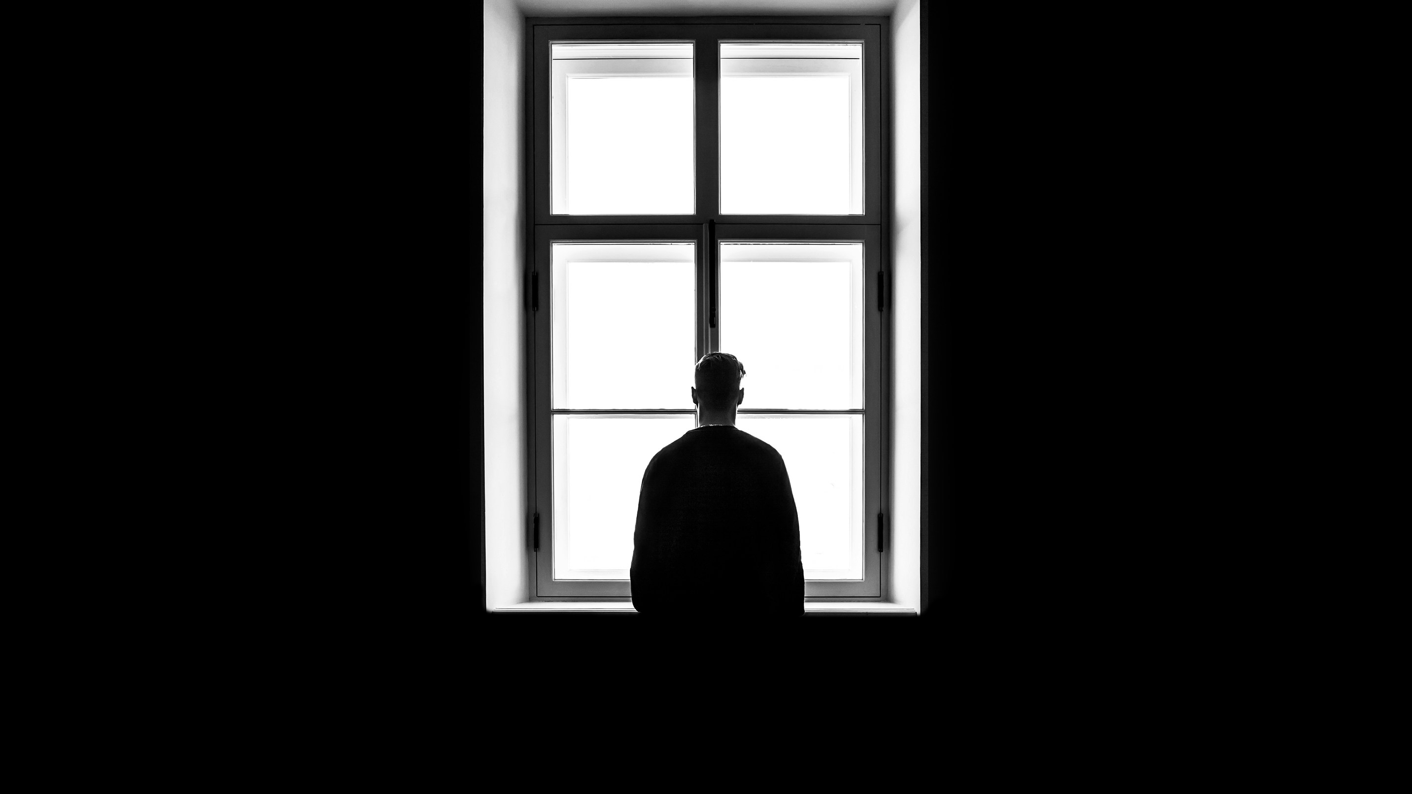 창밖을-바라보는-남자