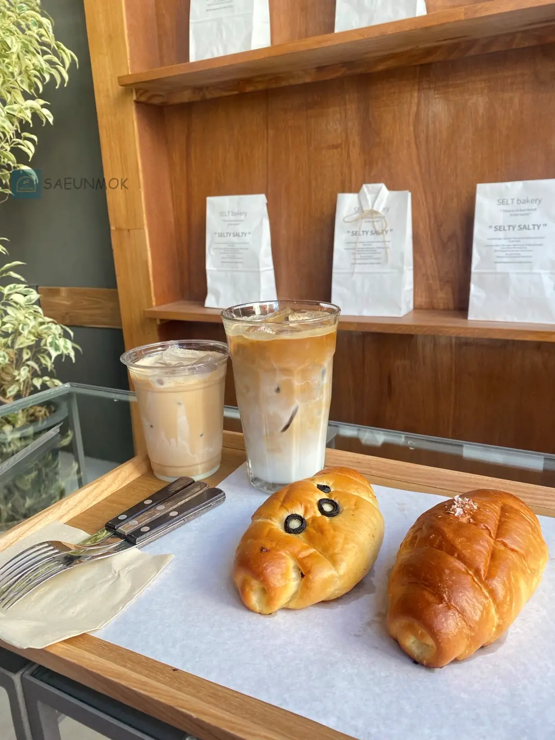솔트-베이커리-시그니처-라떼-소금빵