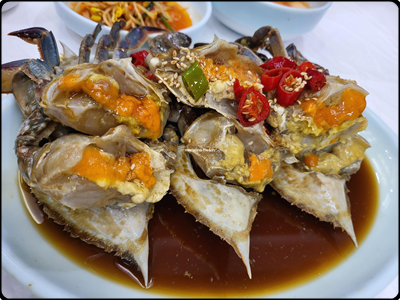 간장게장이 등딱지를 분리된 채로 그릇에 담아있는 모습