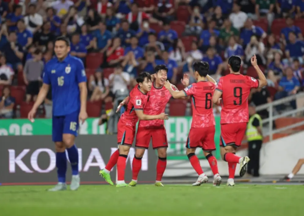 태국전- 붉은 유니폼 손흥민과 동료선수 3명이 달려와 손흥민을 껴안고 좌측 파란유니폼의 태국선수가 허탈해 하며 걷는모습