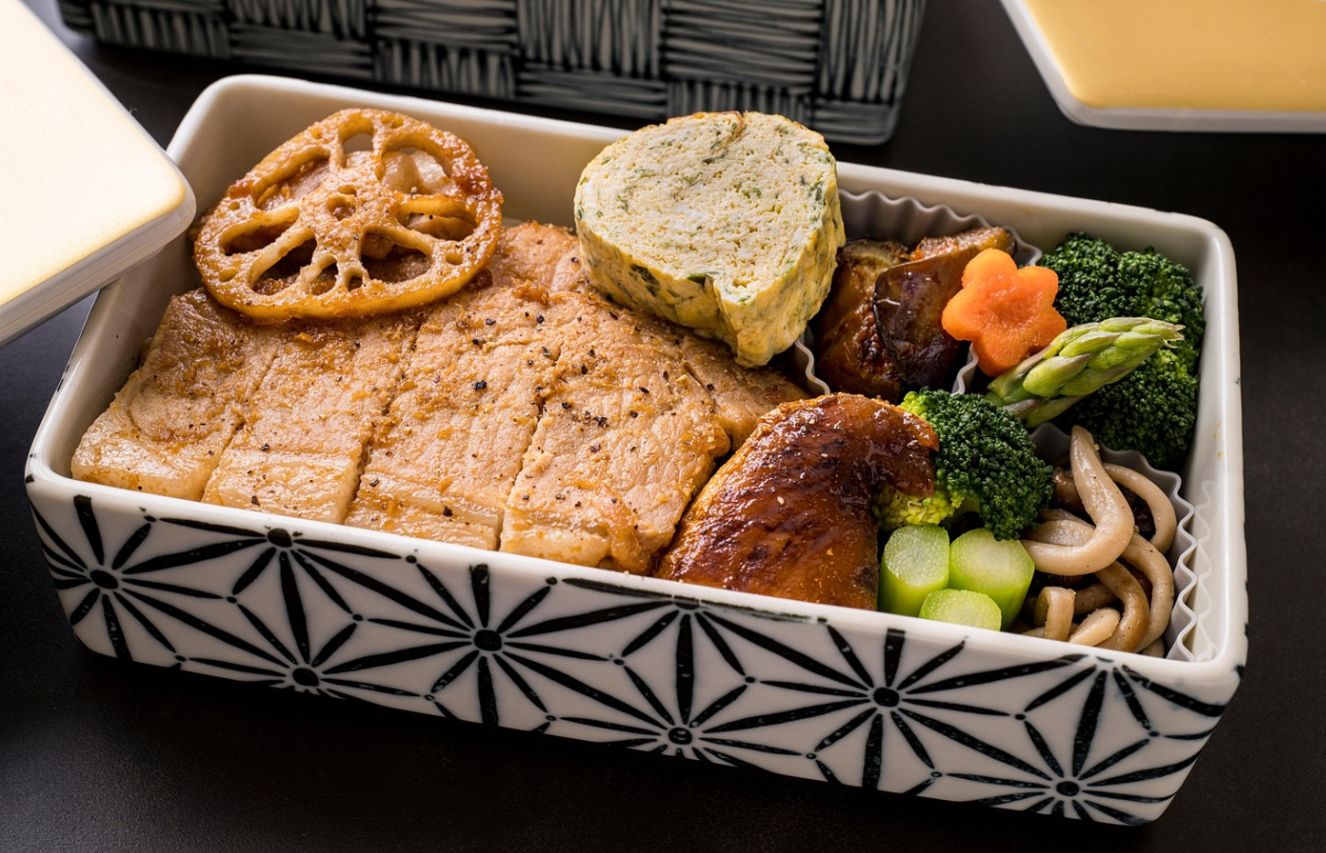 테이블 위에 건강한 음식이 담긴 도시락이 올려져 있다