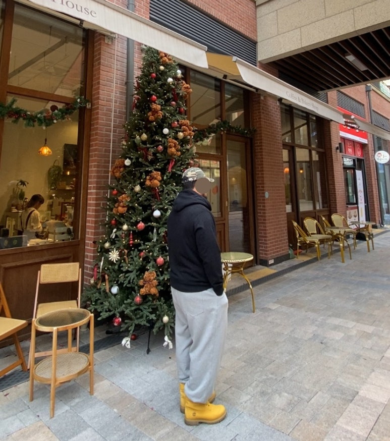 데일리룩('25. 11. 12.)원더플레이스 빈티지 워싱 카모 밀리터리 볼캡, 무신사스탠다드 후드티 보아후드티, 토피 벌룬핏 와이드트레이닝 스웨트 팬츠, 팀버랜드 6인치 워커 신발