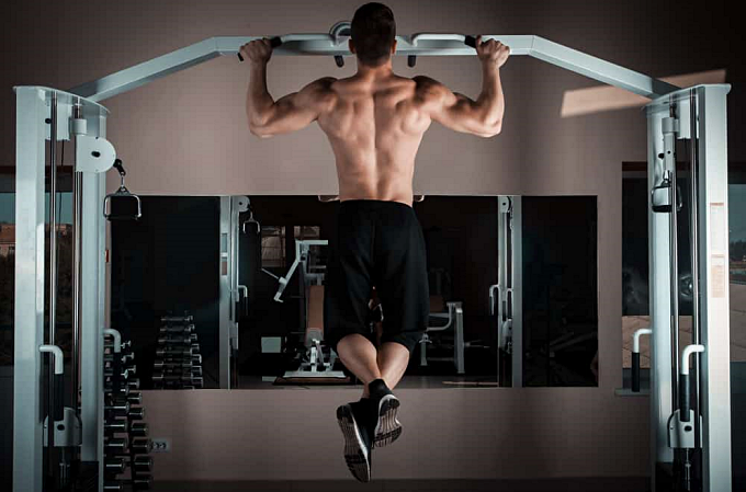 5. 풀업 바 사용하기(Using Pull-Up Bars):