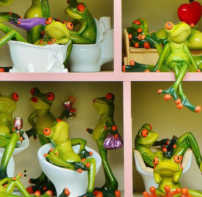 층층마다 개구리가 살고있는 모습의 사진