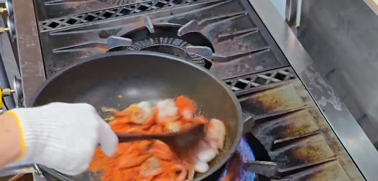 직화로 쭈꾸미를 볶는 모습