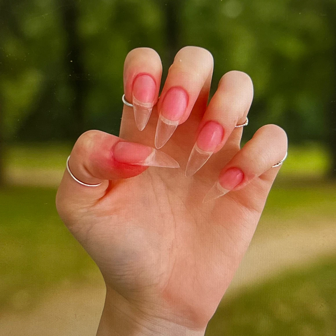 네일팁-글루-붙이기-방법-위해-찍은-손-사진