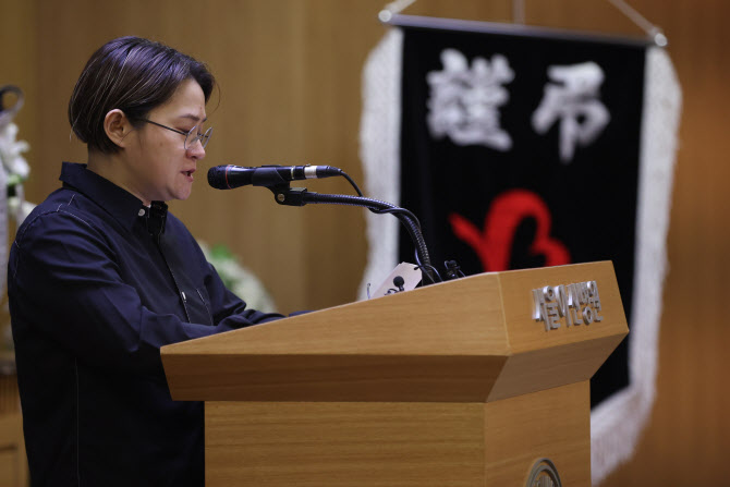 전유성 곁 지킨 김신영. 사진=연합뉴스