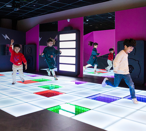 신나게 뛰어노는 아이들