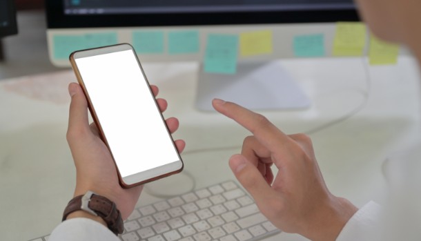 휴대폰으로 정부 24검색하는 사진