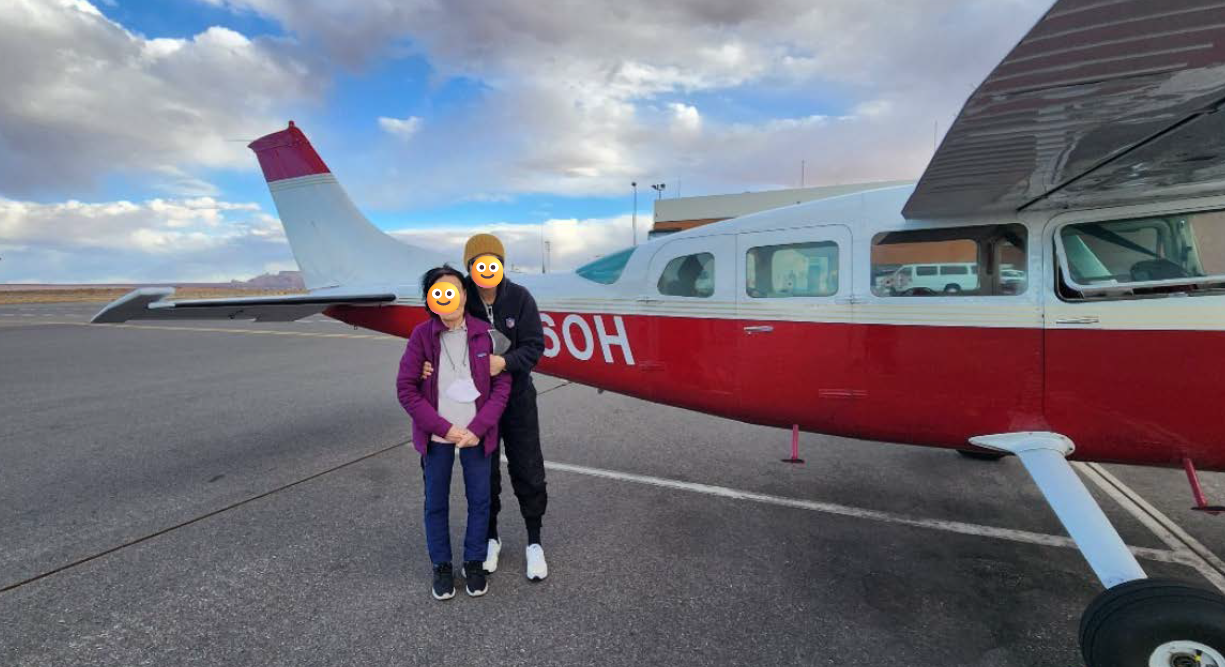 경 비행기 앞에서 엄마와 나 -홀스밴드 경비행기장 사진