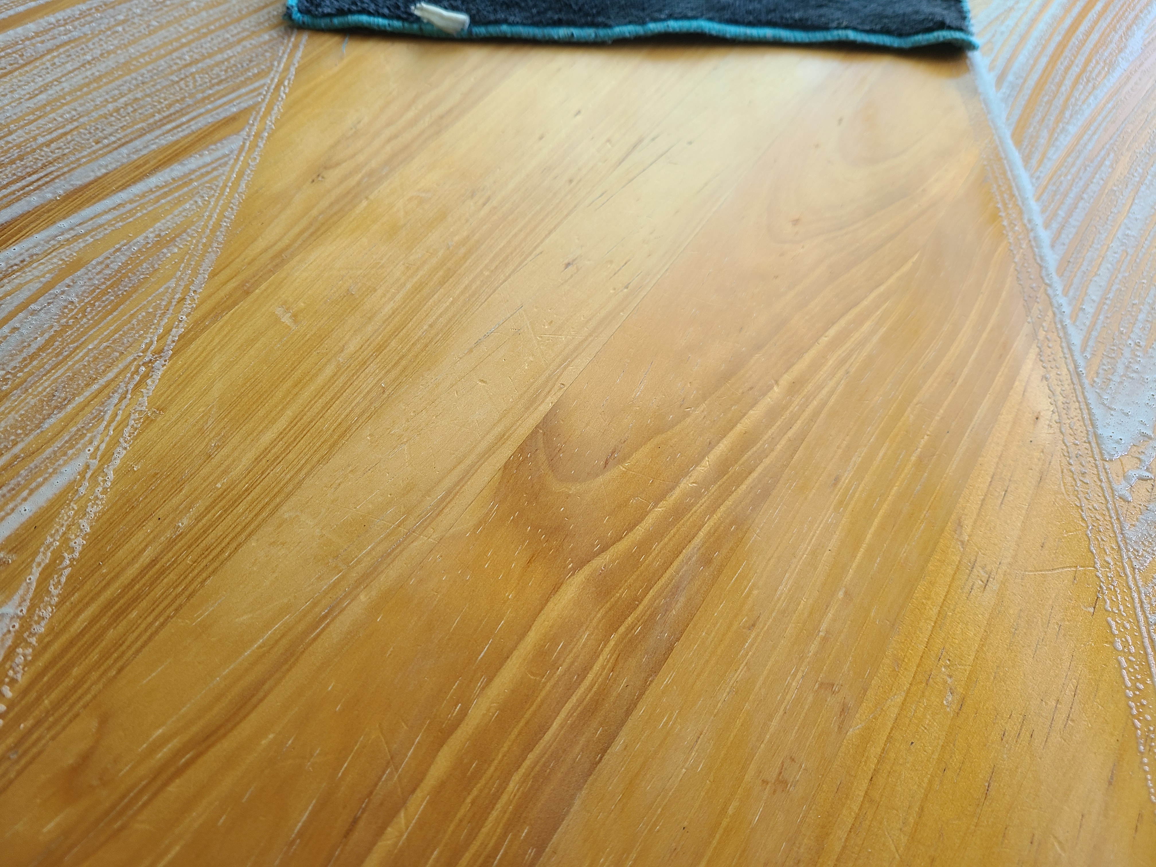 비누거품이 닦인 원목식탁