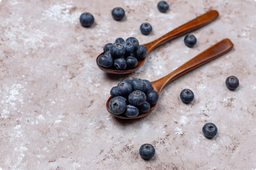숟가락에 올려져 있는 블루베리