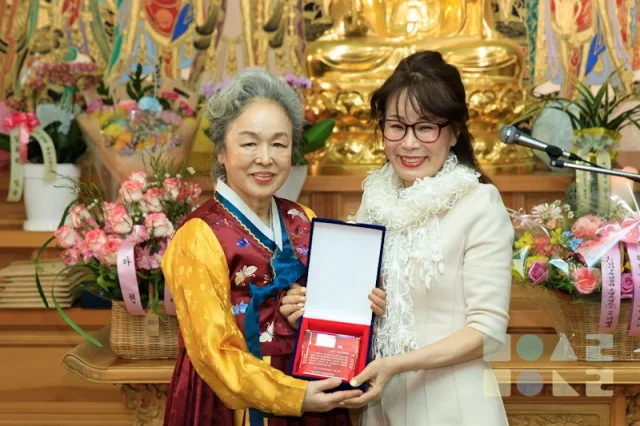 전임 이사장에게 감사패 전달하는 모습